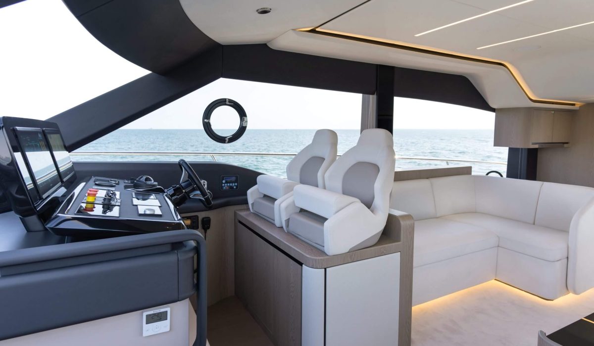 Majesty-60_Helm-Station-2-scaled